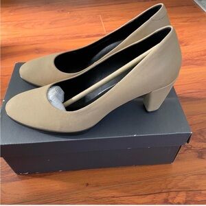 Ecco Women's Classic Tan Heels